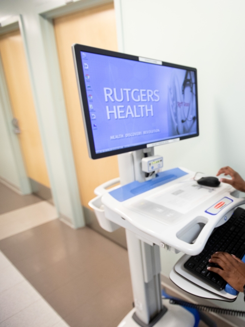 Women in hospital at computer